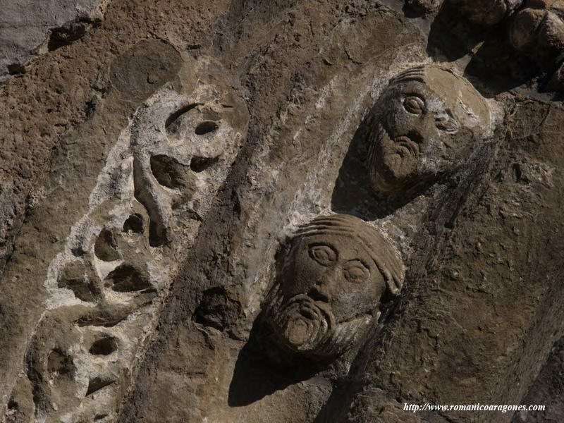 DETALLES EN LAS ARQUIVOLTAS